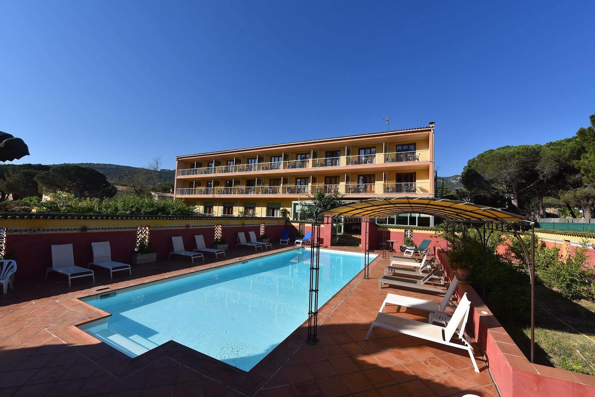 Hotel Cyrnea Καλβί Εξωτερικό φωτογραφία