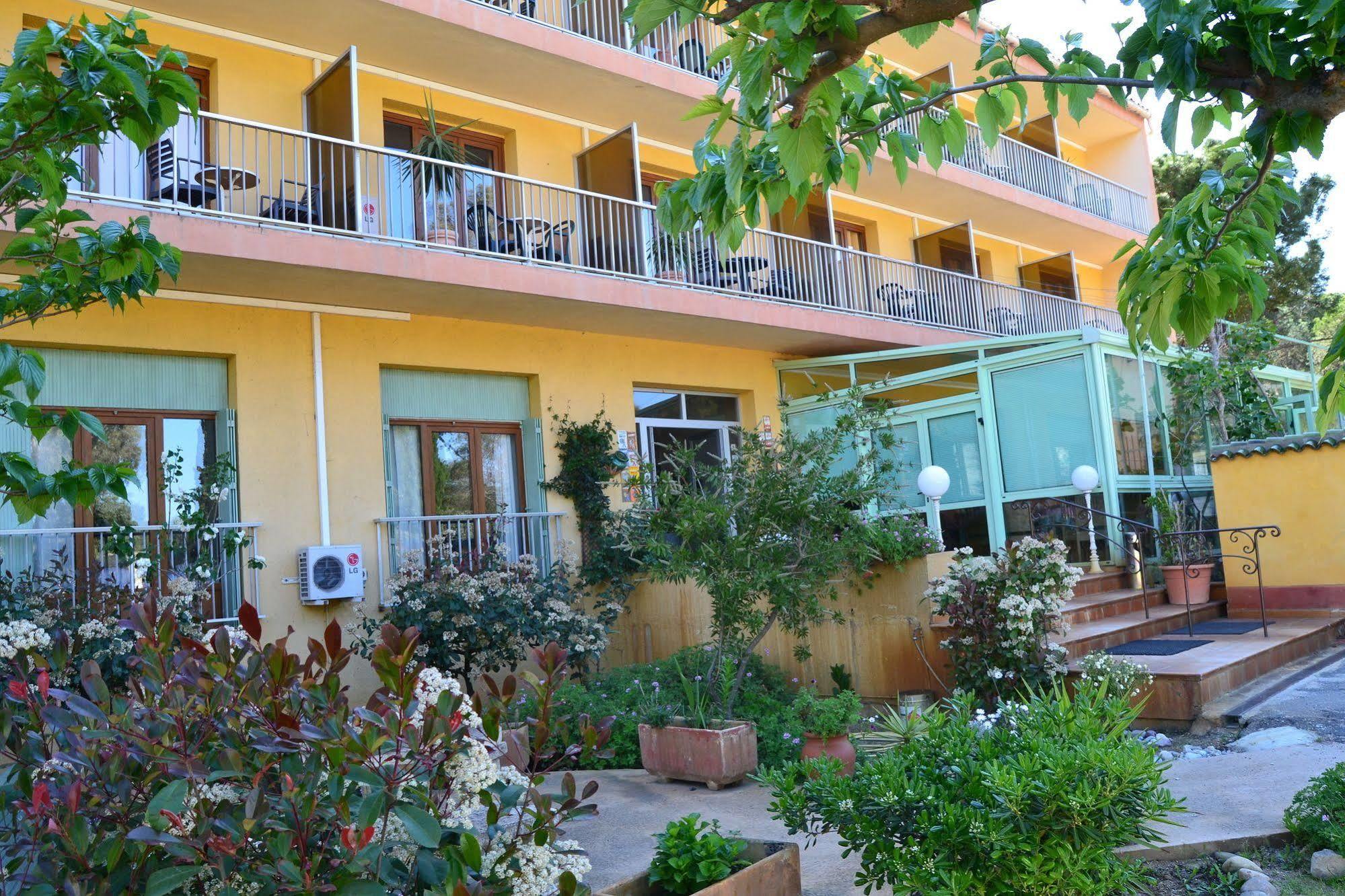 Hotel Cyrnea Καλβί Εξωτερικό φωτογραφία