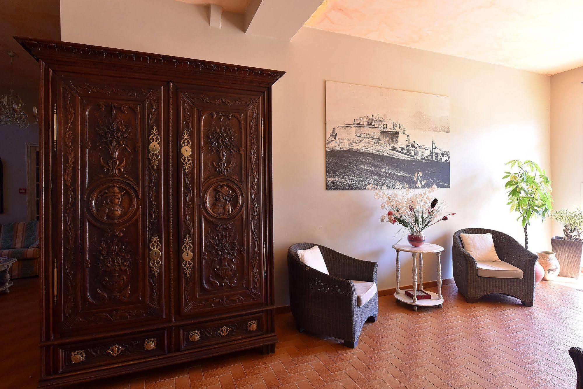 Hotel Cyrnea Καλβί Εξωτερικό φωτογραφία