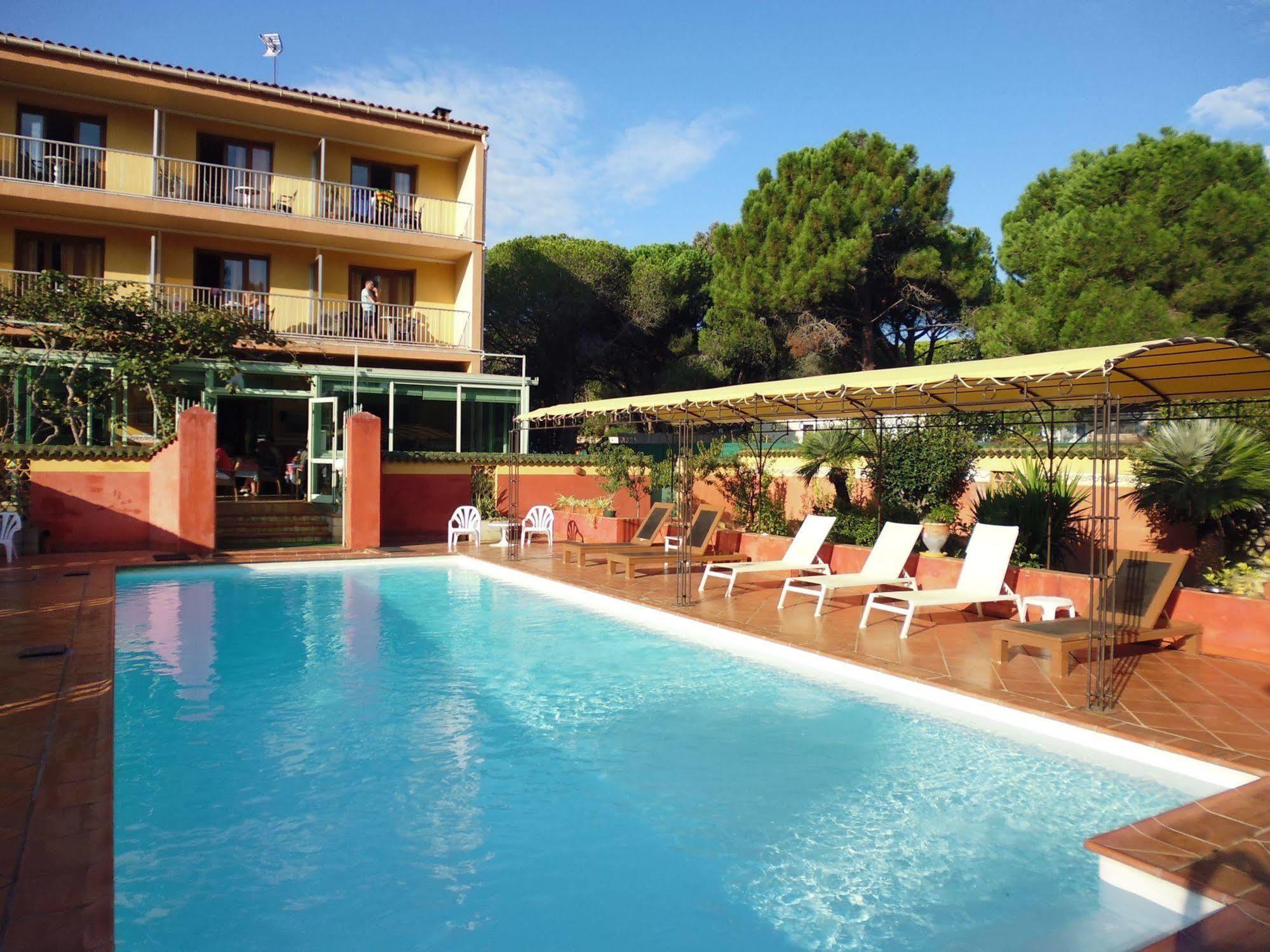 Hotel Cyrnea Καλβί Εξωτερικό φωτογραφία