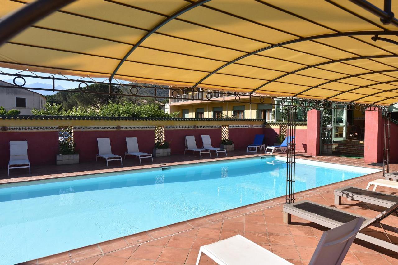 Hotel Cyrnea Καλβί Εξωτερικό φωτογραφία